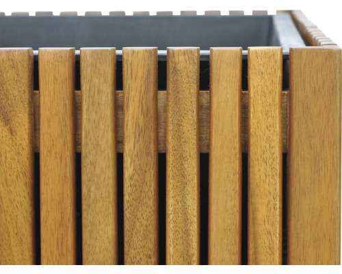 Prim-plan cu o jardinieră din lemn cu inserție metalică.