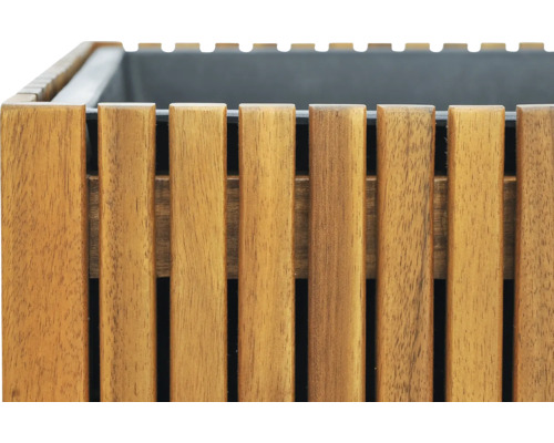 Prim-plan al unui vas de flori din șipci de lemn