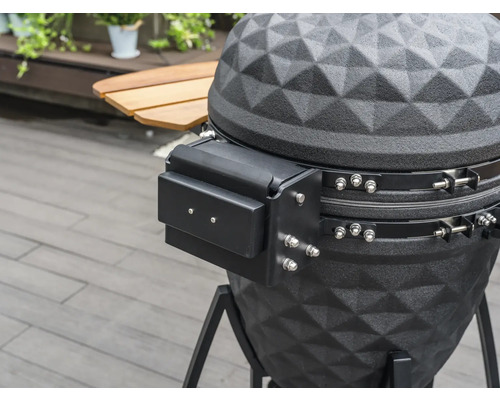 Prim-plan al unui grătar sferic negru cu spațiu de depozitare