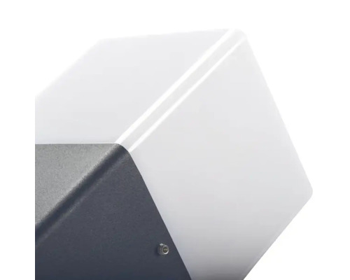 Prim-plan al unui corp de iluminat exterior hexagonal