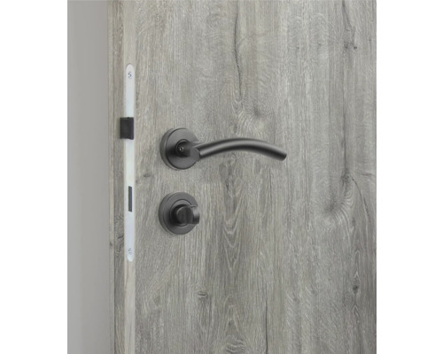 Feronerie de ușă cu mâner pe o ușă din lemn