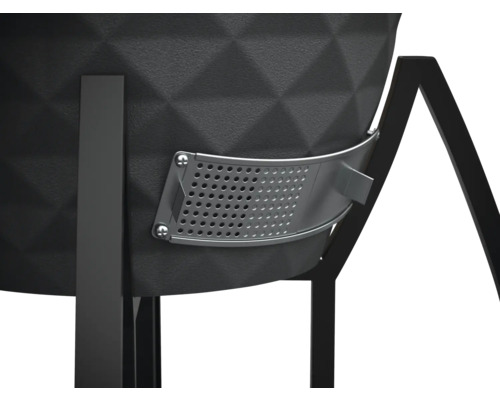 Detaliu al unui ghiveci negru cu suport metalic