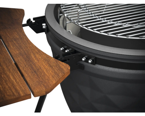 Vizualizare detaliată a unui grătar sferic cu masă din lemn