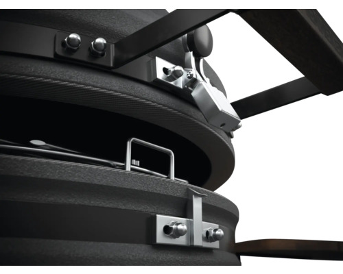 Prim-plan al unui grătar sferic cu mâner și mecanism de închidere