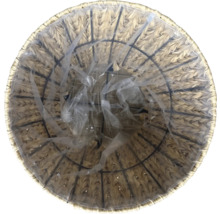 Vedere de sus a unui ghiveci rotund din material împletit cu inserție de plastic