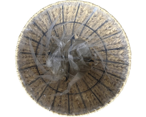 Vedere de sus a unui ghiveci rotund din material împletit cu inserție de plastic