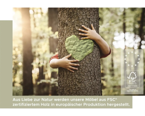 Un copil îmbrățișează un copac cu o inimă de mușchi și sigiliul FSC.