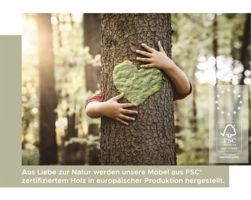 O persoană îmbrățișează un copac cu o inimă verde și sigiliul FSC.