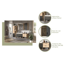 Baie modernă cu dulap sub lavoar, dulap cu oglindă și dulap înalt cu aspect de lemn și gri pentru mult spațiu de depozitare