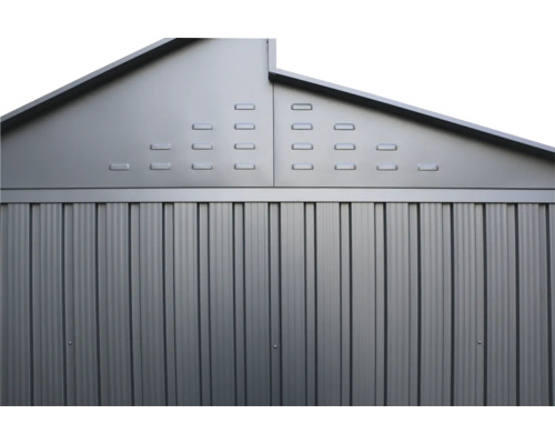 Vedere detaliată a unei magazii metalice pentru unelte