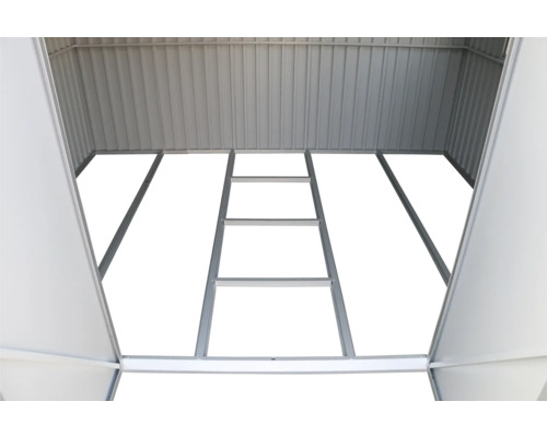 Interiorul unei magazii metalice de grădină cu acoperiș și cadru de podea