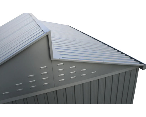 Acoperiș și fronton de magazie de grădină metalică.