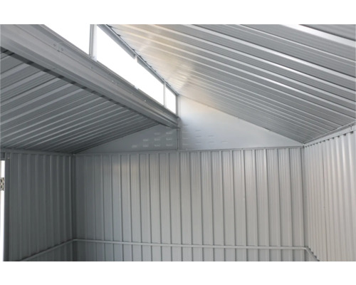 Vedere interioară a unei magazii metalice de grădină cu fereastră de acoperiș
