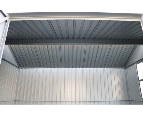 Vedere interioară a unui șopron de grădină cu pereți și acoperiș metalici