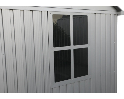 Imagine detaliată a unei magazii de grădină cu fereastră