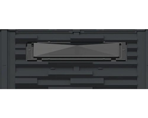 Prim-plan cu o fereastră de mansardă într-un acoperiș întunecat