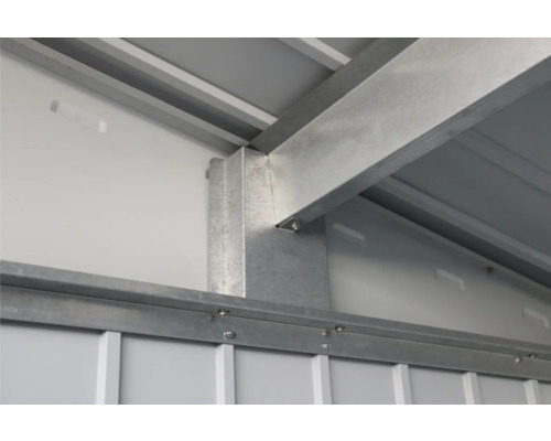 Imagine interioară a unei magazii metalice de grădină cu grinzi de oțel și șuruburi