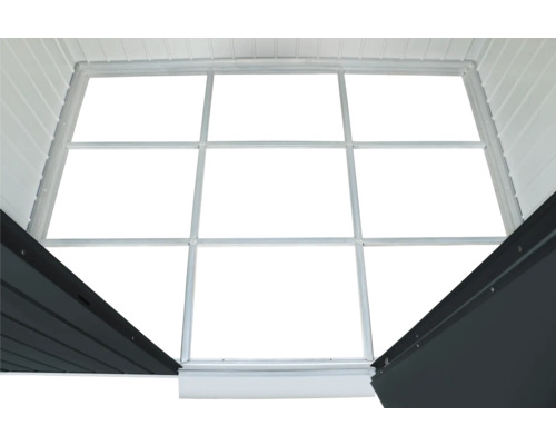 Interiorul unei căsuțe de grădină cu fereastră