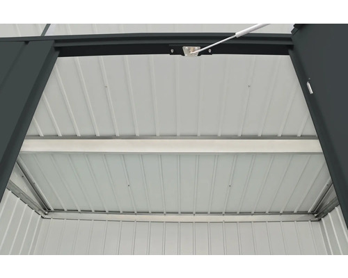 Vedere interioară a unei magazii de grădină metalice cu acoperiș și grinzi