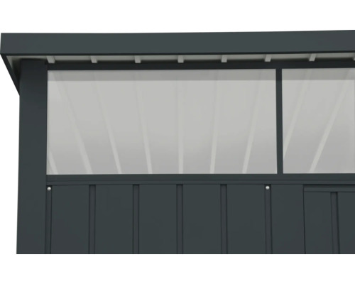 Vedere detaliată a unei magazii de grădină cu fereastră și panouri de perete verticale