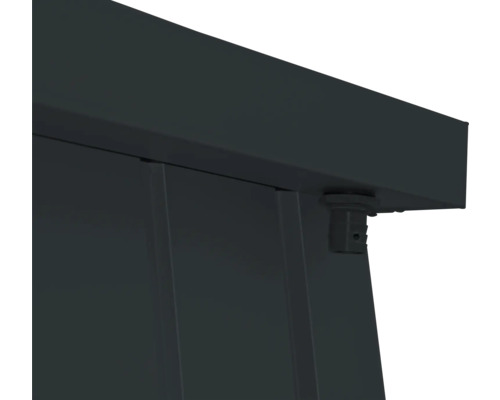 Vizualizare detaliată a unei case de grădină cu o fereastră și feronerie