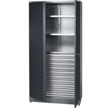 Dulap cu uși batante deschis, cu rafturi și jaluzea