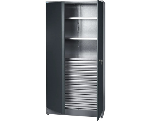 Dulap cu uși batante deschis, cu rafturi și jaluzea