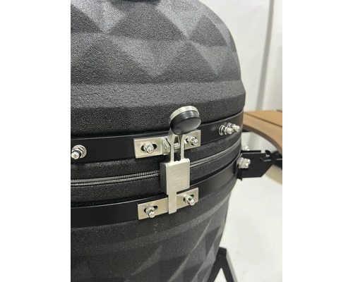 Prim-plan al unui grătar ceramic cu mecanism de închidere