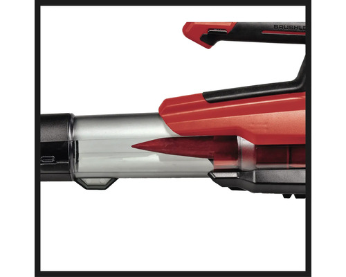 Prim-plan cu o suflantă de frunze