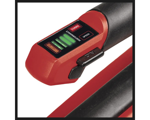 Prim-plan cu o mașină cu indicator de performanță, buton turbo și setare de viteză