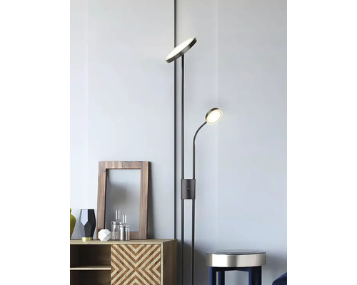 Lampă de podea cu două lumini într-un living modern