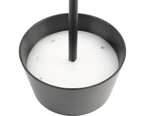 Prim-plan al unei lămpi rotunde cu abajur negru