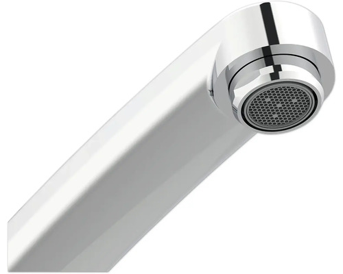 Prim-plan cu un robinet cromat cu aerator