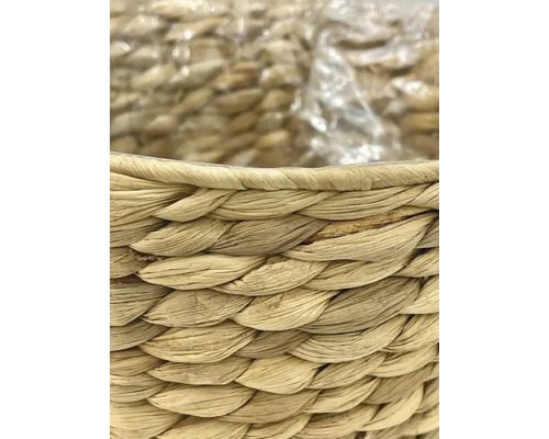 Prim-plan cu un coș împletit din zambile de apă