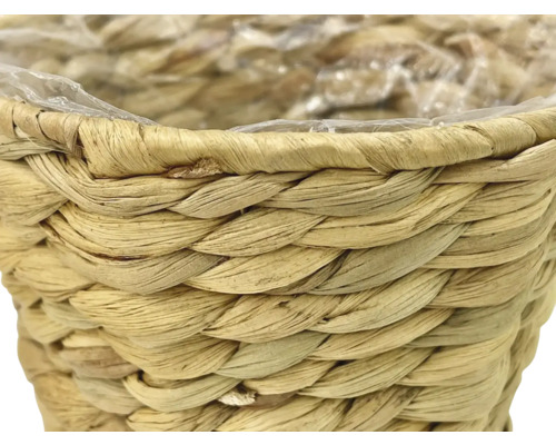 Prim-plan cu un coș de plante din material natural împletit