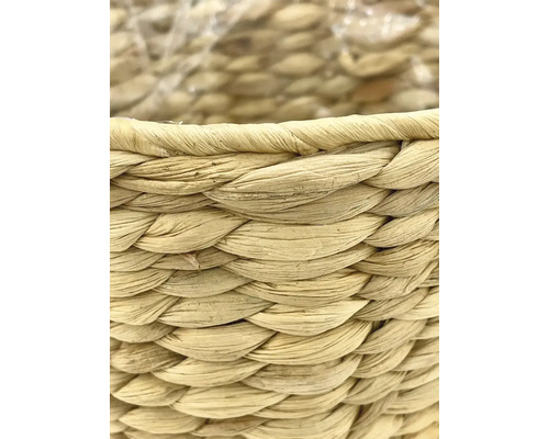 Prim-plan al unui coș împletit din materiale naturale