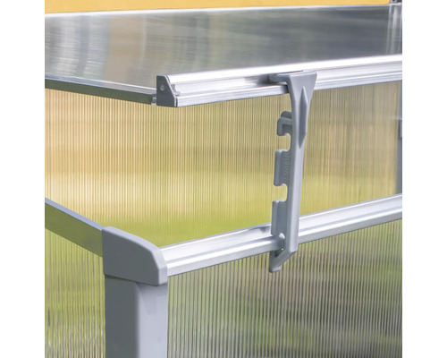 Vizualizare detaliată a unei sere cu plăci de policarbonat și cadru din aluminiu.