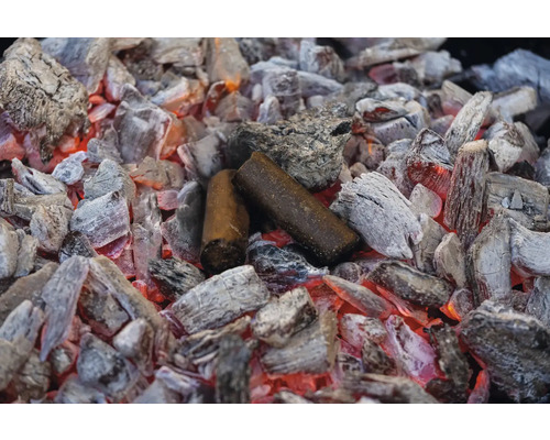 Brichete pentru grătar între cărbunii de lemn incandescenti