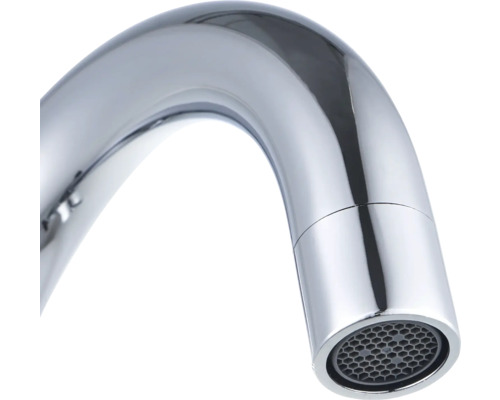 Prim-plan cu un gât de robinet metalic