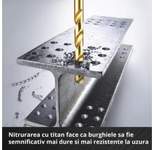 Burghiu spiralat auriu găurește o grindă metalică