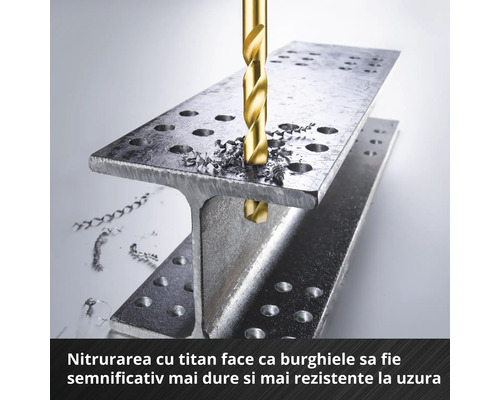 Burghiu spiralat auriu găurește o grindă metalică