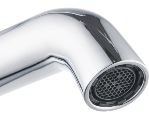 Prim-plan cu gura de scurgere cromată a robinetului cu perlator