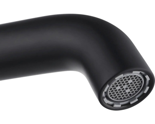 Prim-plan cu gura de scurgere neagră a robinetului cu perlator