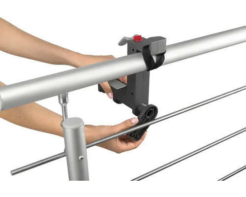Montarea unui uscător de rufe pe balustradă cu ajutorul unui suport.