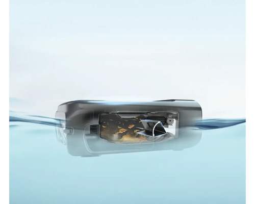 Secțiune transversală a unui curățător de iaz în apă cu particule de murdărie