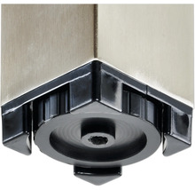 Imagine detaliată a unui picior de mobilă reglabil pe înălțime, din metal și plastic