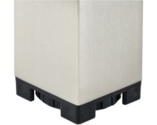 Prim-plan cu o jardinieră cu suport