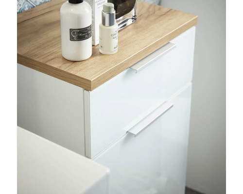 Mobilier de baie cu sertare albe și blat din lemn