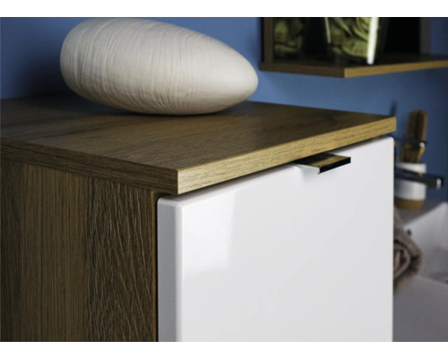 Prim-plan cu dulap de baie cu elemente din lemn și recipient alb.