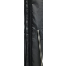 Prim-plan cu o țesătură neagră cu fermoar și o tijă metalică